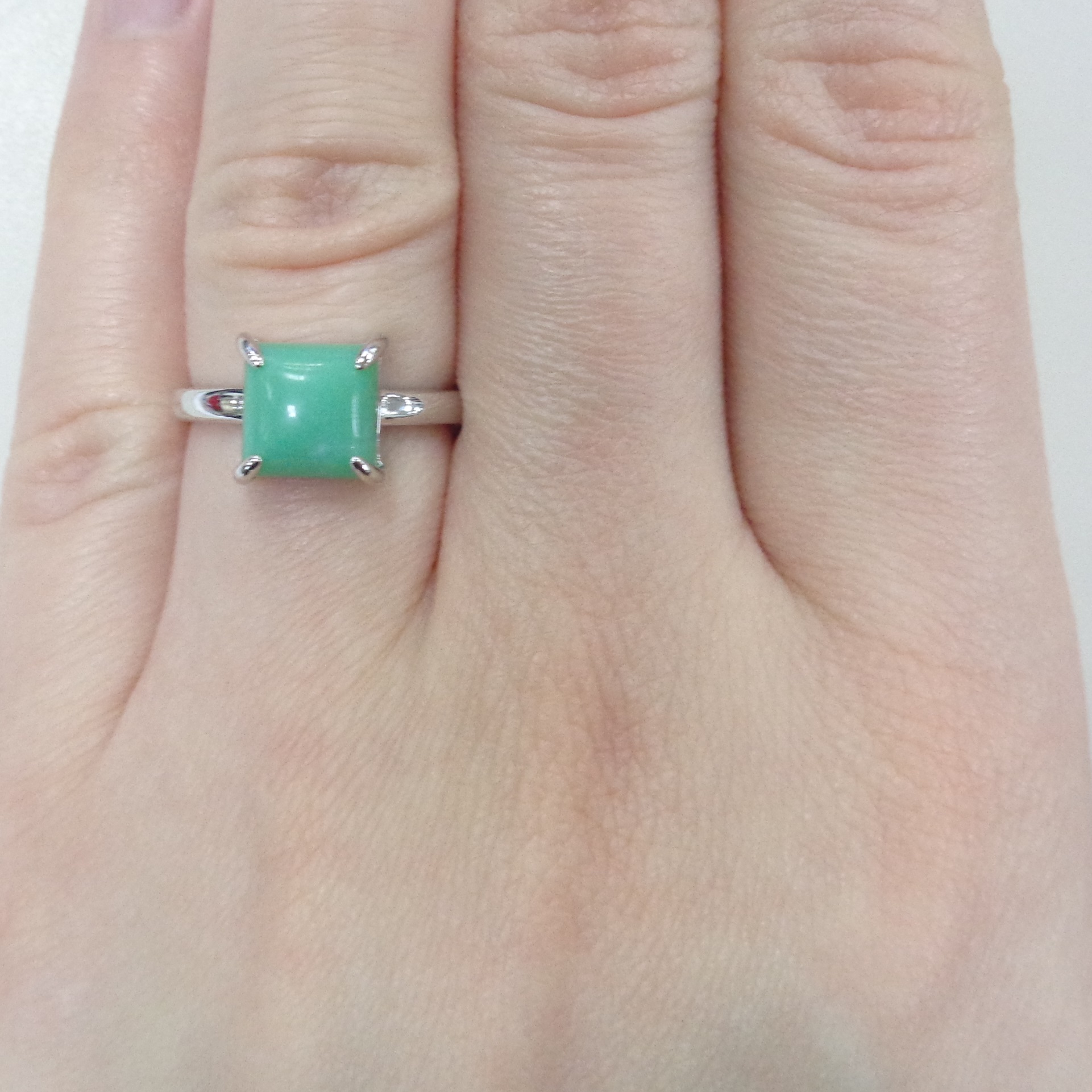 Серебряное кольцо с зеленым халцедоном